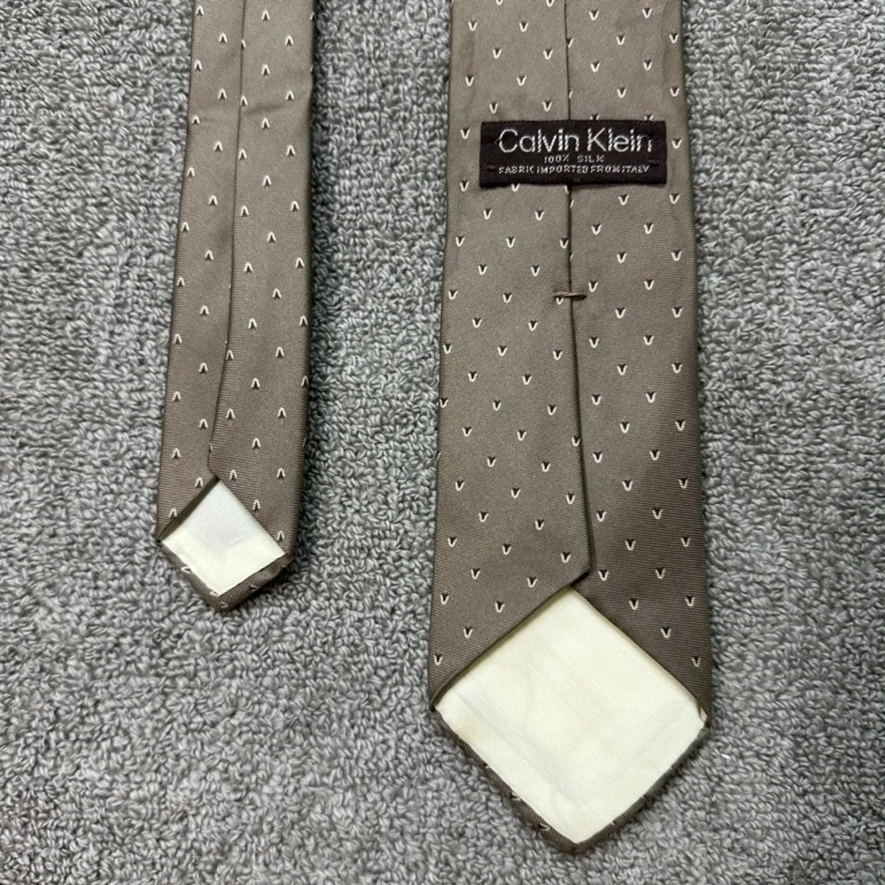 Calvin Klein Mens Silk Tie Taupe Brown Geometric V Pattern Italian Fabric 54